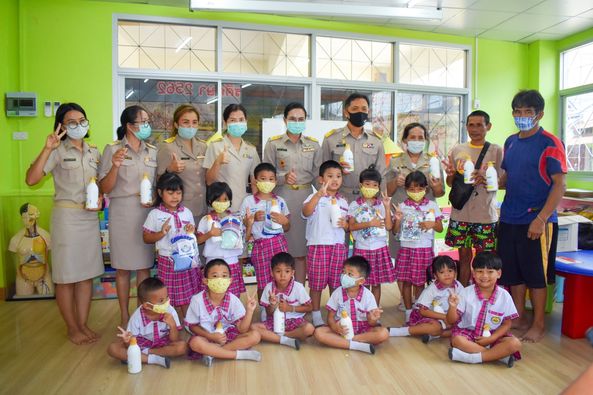 นางสาวสมปราถนา วิกรัยเจิดเจริญ นายกเทศมนตรีเทศบาลนครอุบลราชธานี ได้มอบหน้ากากอนามัย